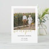 Faire-part Gold Script Custom We Eloped Card avec photo (Debout devant)
