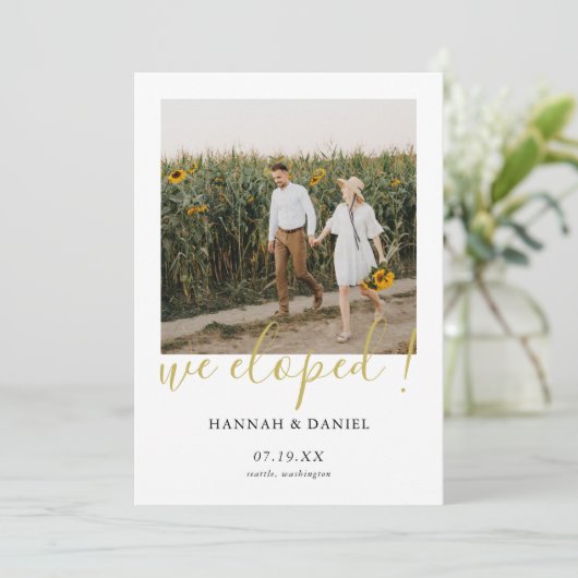 Faire-part Gold Script Custom We Eloped Card avec photo (Debout devant)