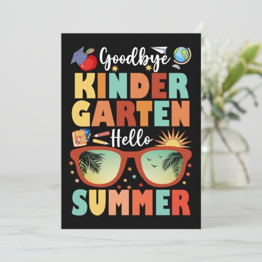 Faire-part Goodbye Kindergarten Hello Summer Graduation (Debout devant)