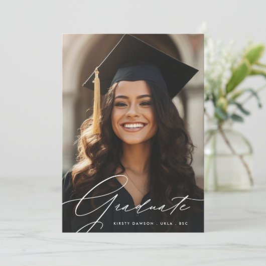 Faire-part GRADUATE DE Script Moderne Deux diplômes de photog (Debout devant)