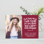 Faire-part Graduation Bible Verse Photo White Script Maroon (Debout devant)
