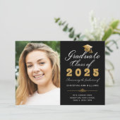 Faire-part Graduation Black Gold Script Classe de 2025 Photo (Debout devant)