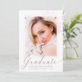 Faire-part Graduation Chic Dusty Rose Script photo florale (Debout devant)
