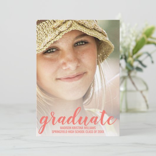 Faire-part Graduation Coral rose Script blanc superposition p (Debout devant)