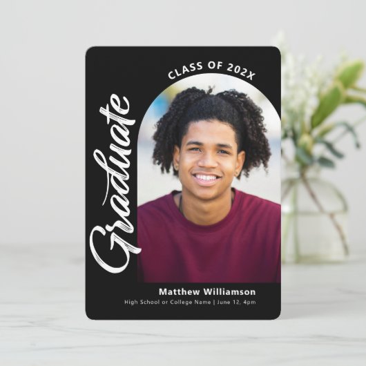 Faire-part Graduation en noir blanc 4 Photo Gras Arch Script (Debout devant)