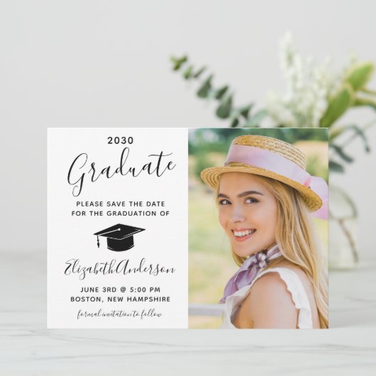 Faire-part Graduation Enregistrer La Date Élégante Script Pho (Debout devant)