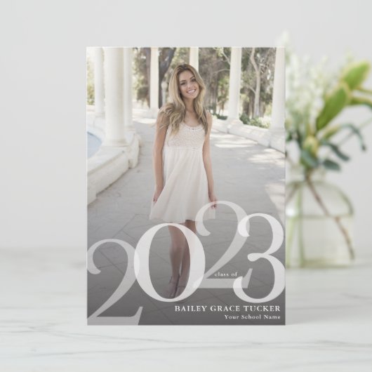 Faire-part Graduation Gras GRAD 2023 Overlay (Debout devant)