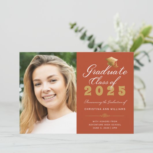 Faire-part Graduation Orange Gold Script Classe de 2025 (Debout devant)