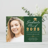 Faire-part Graduation Photo Green Gold Script Classe de 2025 (Debout devant)