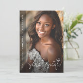 Faire-part Graduation photo moderne noir (Debout devant)