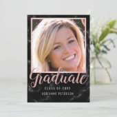 Faire-part Graduation Rose en marbre noir Script Photo (Debout devant)