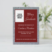 Faire-part Graduation Silver Sparkle Maroon (Debout devant)