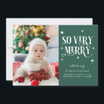 Faire-part Green So Very Merry Holiday Baby Photo<br><div class="desc">Carte de faire-part de naissance de vacances fantasque avec 2 photos de votre nouveau-né avec un texte en police rétro qui dit "si joyeux" avec des étoiles autour. L'arrière - plan est vert.</div>