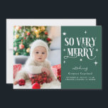 Faire-part Green So Very Merry Holiday Baby Photo<br><div class="desc">Carte de faire-part de naissance de vacances fantasque avec 2 photos de votre nouveau-né avec un texte en police rétro qui dit "si joyeux" avec des étoiles autour. L'arrière - plan est vert.</div>