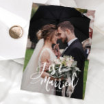 Faire-part Juste Marié Élégant Script Mariage Photo<br><div class="desc">Carte de modèle de mariage moderne et élégant avec une typographie blanche lettrée à la main, superpose le texte avec des tourbillons qui dit "Juste marié" avec vos noms. Customisez ce produit en ajoutant deux images. Une des photos sera placée au dos de la carte avec votre mariage et un...</div>