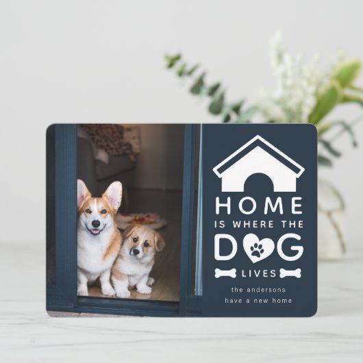 Faire-part La maison est l'endroit où le chien vit en mouveme (Debout devant)