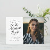 Faire-part L'Aventure Commence Donc Une Graduation Minimalist (Debout devant)