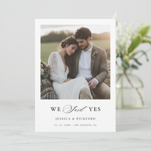 Faire-part Mariage avec une botte de foin rustique Script Pho (Debout devant)