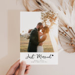 faire-part mariage marié<br><div class="desc">design moderne avec de belles lettres noires. L'image de la mariée et du marié,  la couleur du dos et le texte peuvent être personnalisés.</div>