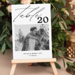 Faire-part Mariage noir minimaliste Nombre d'images<br><div class="desc">Une autre façon de montrer vos numéros de table mariage. Conçu pour correspondre à la collection "Vivian". Ce modèle comprend 1 photo qui pourrait être quand vous étiez enfants ou en couple,  numéro de table dans. typographie de calligraphie moderne,  nom du couple et date du mariage.</div>