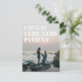 Faire-part Mariage reporté typographique audacieux et effront (Debout devant)