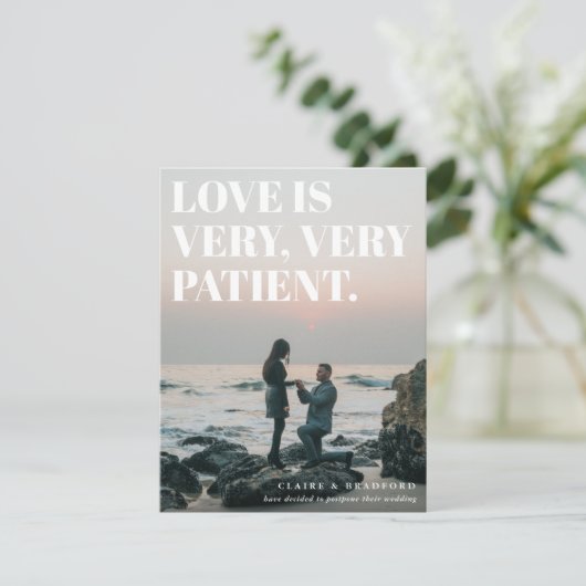 Faire-part Mariage reporté typographique audacieux et effront (Debout devant)