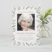 Faire-part Mémorial floral blanc et gris moderne (Debout devant)