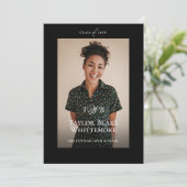 Faire-part Minimal Elegant Monogram Black Graduation Photo (Debout devant)