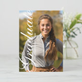 Faire-part Minimal Elegant Script Photo Graduation (Debout devant)