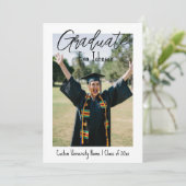 Faire-part Modern Class of 2026 Graduation Announcement (Debout devant)