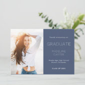 Faire-part Modern Minimal Photo Graduation Announcement (Debout devant)
