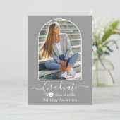 Faire-part Moderne Arc Casquette Calligraphie Gris Graduation (Debout devant)