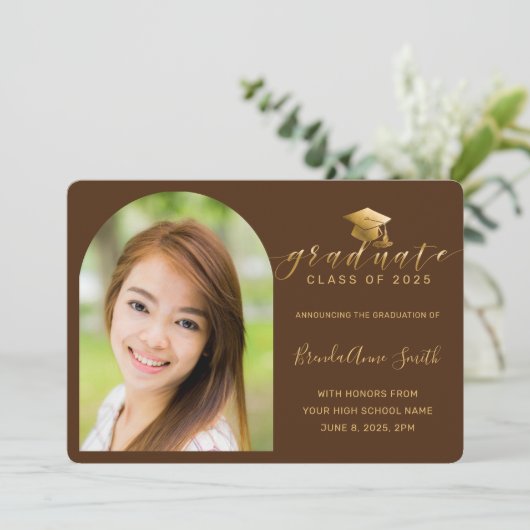 Faire-part Moderne Brown or Casquette Script Arch Photo Gradu (Debout devant)