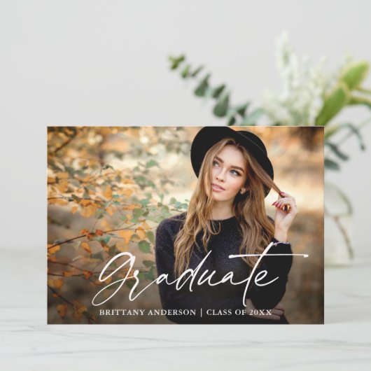Faire-part Moderne Calligraphie Encre Script Photo Graduation (Debout devant)