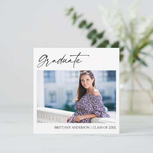 Faire-part Moderne Calligraphie Encre Script Photo Graduation (Debout devant)