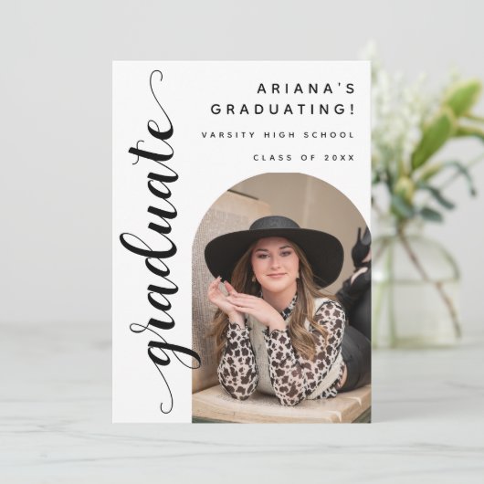 Faire-part Moderne Chic Script Graduation Open House (Debout devant)