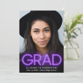 Faire-part moderne de graduation en néon pourpre (Debout devant)