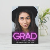 Faire-part moderne de graduation en néon rose (Debout devant)