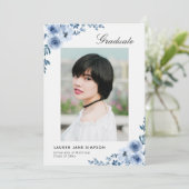 Faire-part moderne de graduation florale bleue (Debout devant)