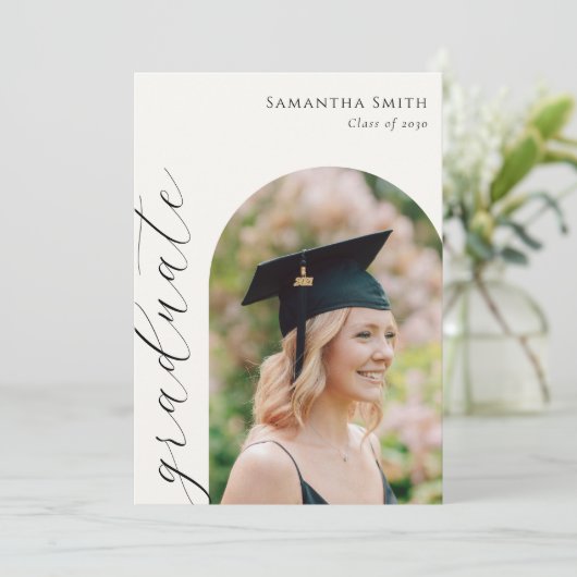 Faire-part Moderne Élégant Script Arch Photo Graduation (Debout devant)