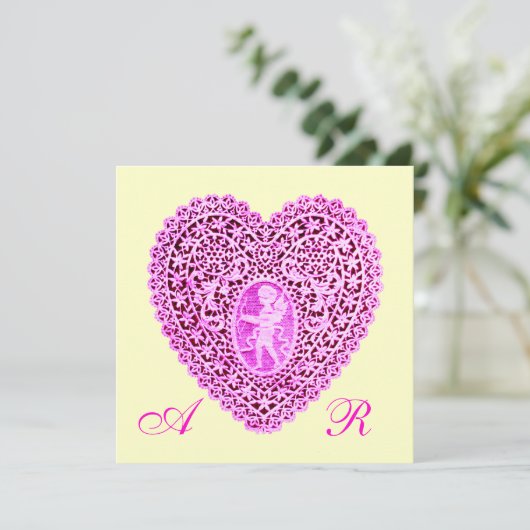 Faire-part MONOGRAMME CARRÉ DE LAMPE CUPIDE, or fuchsia rose (Debout devant)