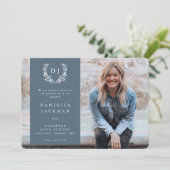 Faire-part Monogramme gris bleu Laurel Wreath Graduation Phot (Debout devant)