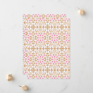 Faire-part motif de fleurs rose et blanche sur un dos brun