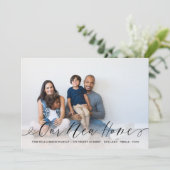 Faire-part Notre nouvelle maison Élégant Script Famille Photo (Debout devant)