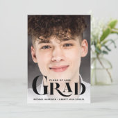 Faire-part Photo Bold Grosse Typographie Graduation (Debout devant)