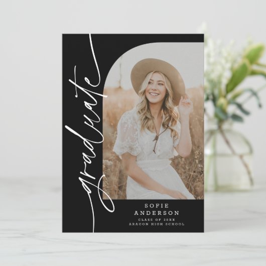 Faire-part Photo chic noir et blanc Arch Script (Debout devant)