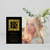 Faire-part photo de graduation en noir et or (Debout devant)