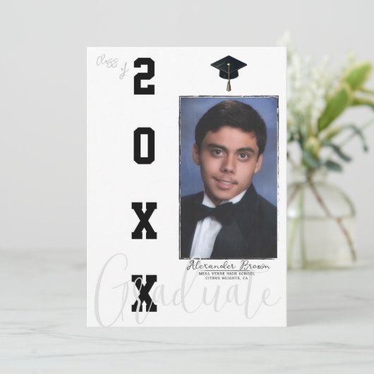 Faire-part photo de graduation en noir gris neutre (Debout devant)