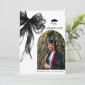 Faire-part Photo de graduation moderne tendance Black Bow (Debout devant)
