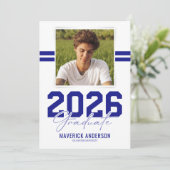 Faire-part Photo de remise de diplôme masculine moderne bleue (Debout devant)